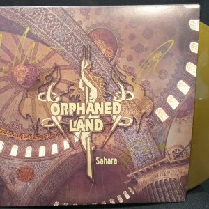 תקליט חתום ע״י חברי ORPHAND LAND